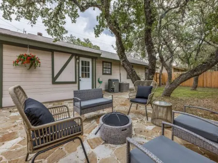 7 Bed Home / Mins to Wineries / Walk to Town Square