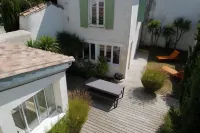 Very Nice  Listed Rhétaise House with Garden and Garage, Quiet, Right in the Center, 레 섬 주변 호텔