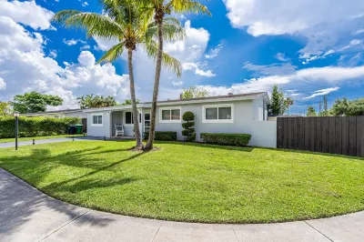 Miami Palm House with Heated Pool &  BBQ/BAR Hotel dekat Florida International University