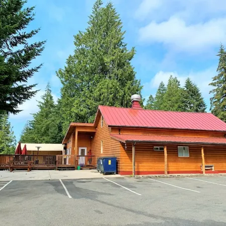 Lake Nahwatzel Resort, Cabin #1, Shared Dock just steps away! Now with WIFI!