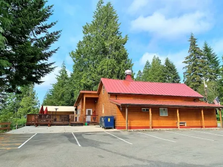 Lake Nahwatzel Resort, Cabin #1, Shared Dock just steps away! Now with WIFI!