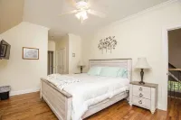 "A Place To Land" on WATTS BAR LAKE with a PRIVATE BOAT DOCK!