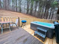 Relax @ Mt. Melody Log Cabin. Brand New Hot Tub and Masterbath. by Trout Stream