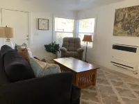 Quaint 2 Bedroom Flat Downtown Hotels in Cloverdale