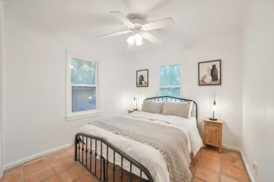 Charming Fig Garden Village Spanish style home! 행크스 스왕크 파르 3 골프 코스 주변 호텔