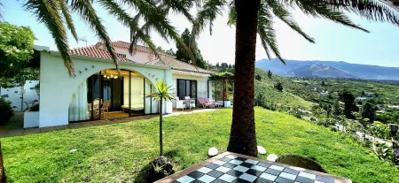 Großzüg. House with panoramic views of sea, mountains & valley + optional apartment