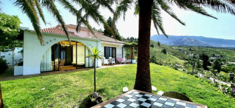 Großzüg. House with panoramic views of sea, mountains & valley + optional apartment