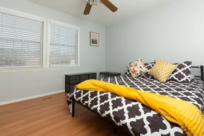 Fully Renovated 2 bdrm/2.5ba near UNC & Weaver St!