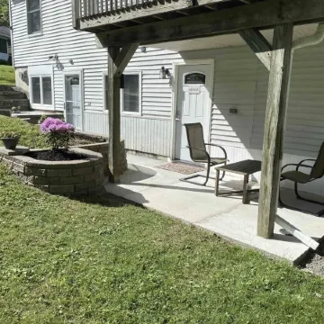 Charming, spacious, exceptionally clean & private apt! Ideal Ithaca location!