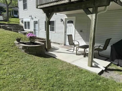 Charming, spacious, exceptionally clean & private apt! Ideal Ithaca location! Cornell High Energy Synchrotron Source附近的飯店