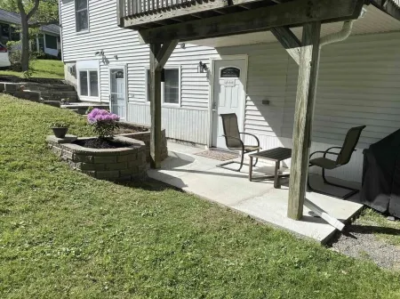 Charming, spacious, exceptionally clean & private apt! Ideal Ithaca location!