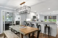 Gorgeous remodeled home in Harbor Springs with Hot tub Hotels in West Traverse Township