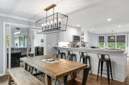 Gorgeous remodeled home in Harbor Springs with Hot tub Отели рядом с достопримечательностью «Понд Хилл Фарм»