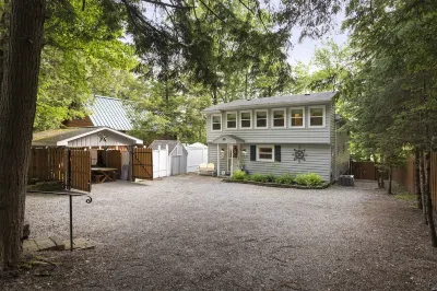 Cozy ADK Lake House - Private Dock, Firepit, close to Old Forge! 해밀턴 대학 주변 호텔