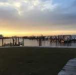Waterfront beach getaway with boat slip, fishing, pools, hot tubs & more! 3BR2BA