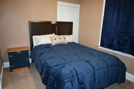 Lower flat steps from the lake and downtown