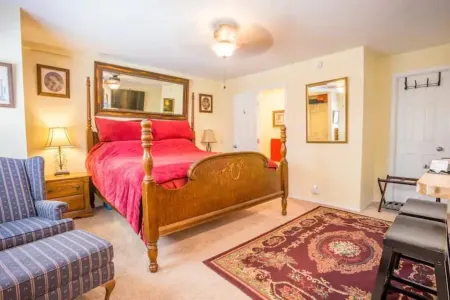 The Resting Place in Thousand Oaks Отели рядом с достопримечательностью «Лейк Шервуд»