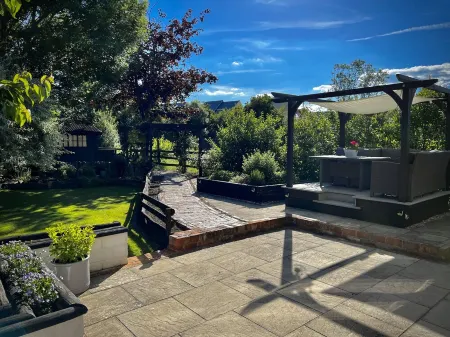 Cosy 3-bedroom home with garden and log burner, close to the City of Bath. Отели рядом с достопримечательностью «Tithe Barn»