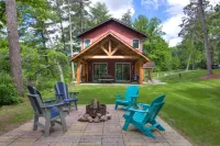 Amazing River House with Covered Patio! Sleeps 10-14. Kayaks,Fireplace,Games.