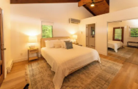 Enjoy Cabin Vibes & Lake Views, Close to Town, Lake & Flx Activities; EV Charger