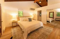 Enjoy Cabin Vibes & Lake Views, Close to Town, Lake & Flx Activities; EV Charger