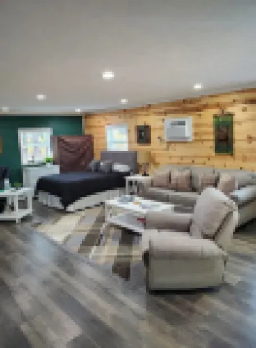 Getaway in the country/Beautiful Parke County/Large hot tub  and much more! 帕克縣酒店