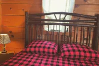 Cozy cabin in the woods! Pets welcome!