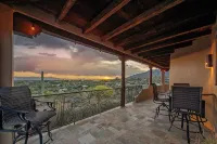 Cimarron: Spectacular city and mountain views, pool, hot tub, and more!