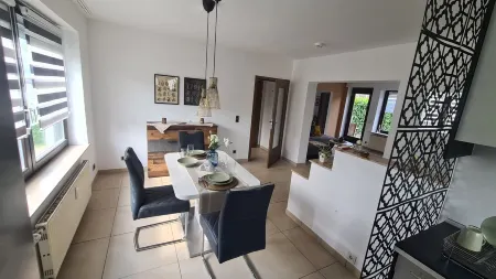 Schöne Ferienwohnung mit Eigener Terrasse und Garten Отели рядом со станцией Saarbrücken Hbf