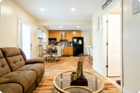 Spacious one Bedroom Apt with  private entrance Отели рядом с достопримечательностью «Публичная библиотека Мидл Кантри»