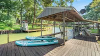 Peaceful Lakefront Retreat on Cedar Creek Lake! Large Deck + Great Fishing