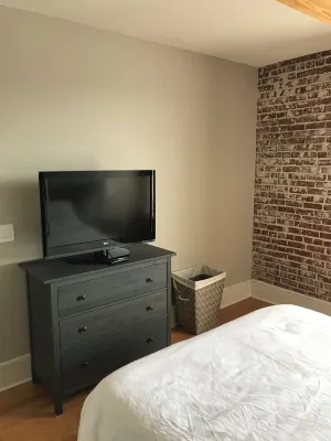 Great 1/1 condo in the heart of downtown close to all the restaurants and bars.