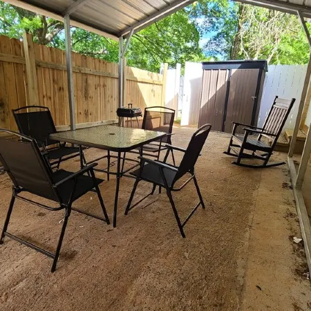 Private family, pet friendly with fenced yard near Limestone College and Outlets