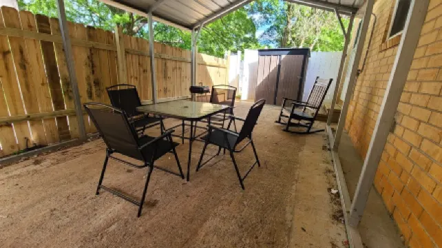 Private family, pet friendly with fenced yard near Limestone College and Outlets