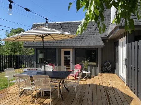 Next to Spearfish City Park, Spearfish Canyon and Downtown. Private Hot Tub!!!!