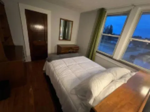 Off-street parking, family and pet friendly, fenced in yard, WiFi, self check-in 薩默塞特酒店