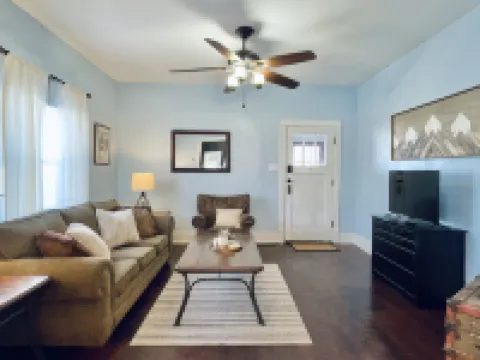 Charming & Cozy Craftsman: AC/Heat + Pets Free!