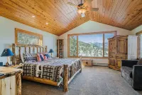 Cozy Estes Park Cabin w/ Stunning Mountain Views!