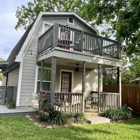 Fully Updated Beautiful Seabrook Barn Style Cottage