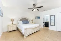 Peaceful 3BD & 2BA with Salt Water Heated Pool, 35 mins from Jensen Beach!