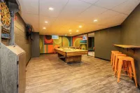 Beautiful riverside yard, hot tub, game room, large dining table!