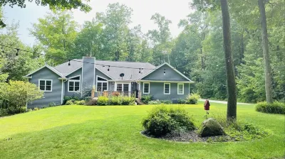 Beautiful Country Home Near Popular Hot Spots!