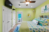 Fenced Yard ~ Cargo Lift ~ Fire Pit ~ 3-minute walk to beach!