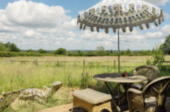 Romantic Luxury Shepherd’s Hut (Wagon) Near London & Windsor