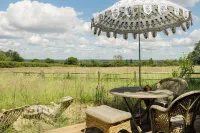 Romantic Luxury Shepherd’s Hut (Wagon) Near London & Windsor
