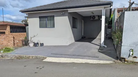 1 bedroom guesthouse near airport with private access and parking