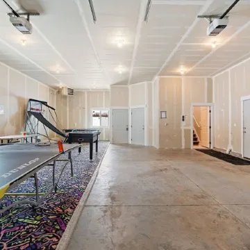 Bear Lake Cabin Sleeps 12! Game Room! Plenty of Parking for Cars and Toys!
