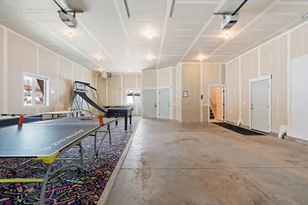 Bear Lake Cabin Sleeps 12! Game Room! Plenty of Parking for Cars and Toys!