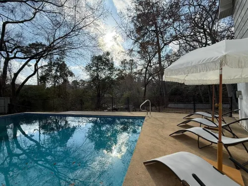 Creekside Escape – Spacious 5BR with Pool & BBQ - Boutique
