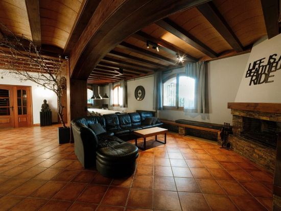 Airport Suite 2 (private bathroom) 8 minutes drive from the airport